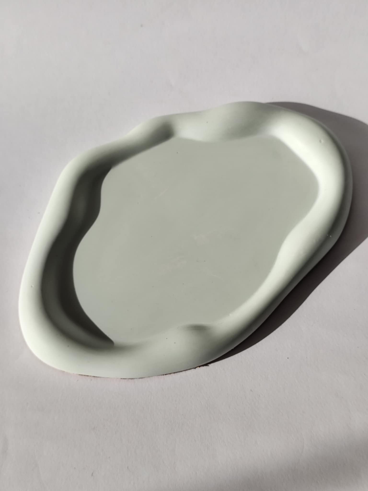 Sage Whisper – Χειροποίητη Διακοσμητική Πιατέλα από Jesmonite