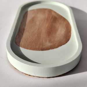 Elysian Mint – Wood Edition Χειροποίητη διακοσμητική πιατέλα από jesmonite με ενσωματωμένο φυσικό ξύλο.