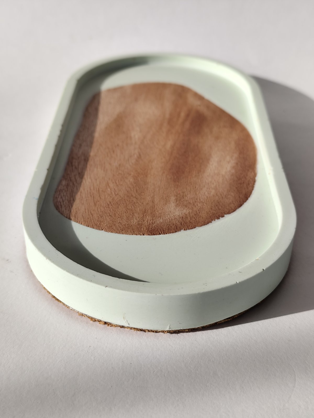 Elysian Mint – Wood Edition Χειροποίητη διακοσμητική πιατέλα από jesmonite με ενσωματωμένο φυσικό ξύλο.